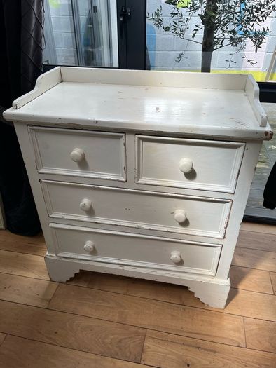 chest of drawers