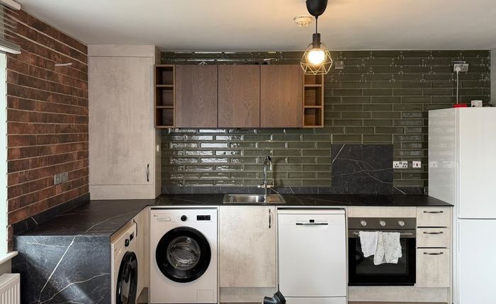 Carpenter Handyman kitchen fitter Flat pack specialist