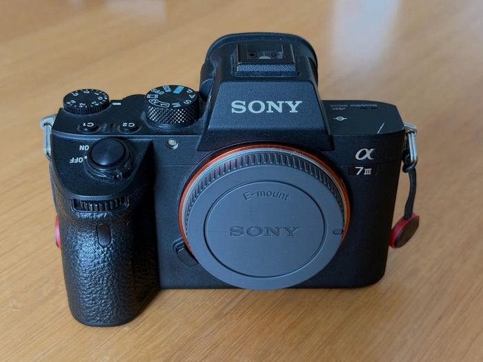 Sony A7iii, 2 genuine batteries, charger, strap