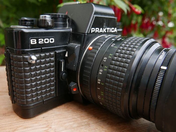 RARE Praktica B200 35mm Film SLR Camera HOIA 49mm Lens ( works well)