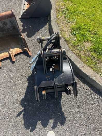 Grab and buckets for a 3 ton digger