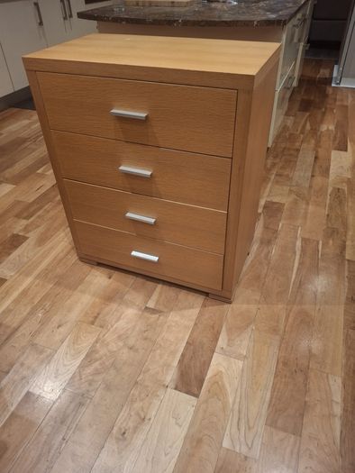 Chest of drawers. W 75cm. D 42cm. H 89cm.