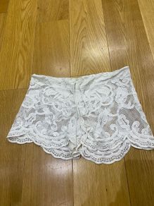 white lace shorts