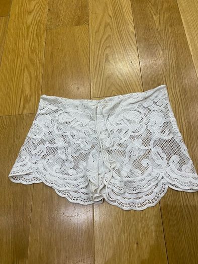 white lace shorts