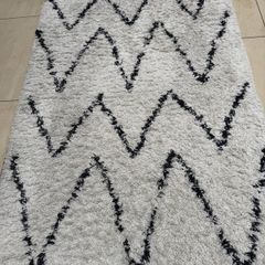 Large Rug - Cream and Black Chevron - 160x230cm (5ft 3in x 7ft 7in)