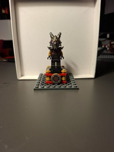 LEGO Crystal King with 2 Arms Minifigure
