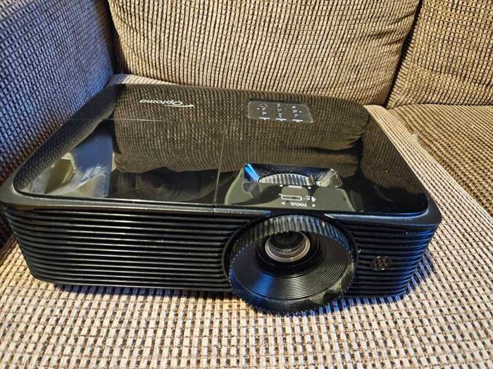 Optoma 143x projector