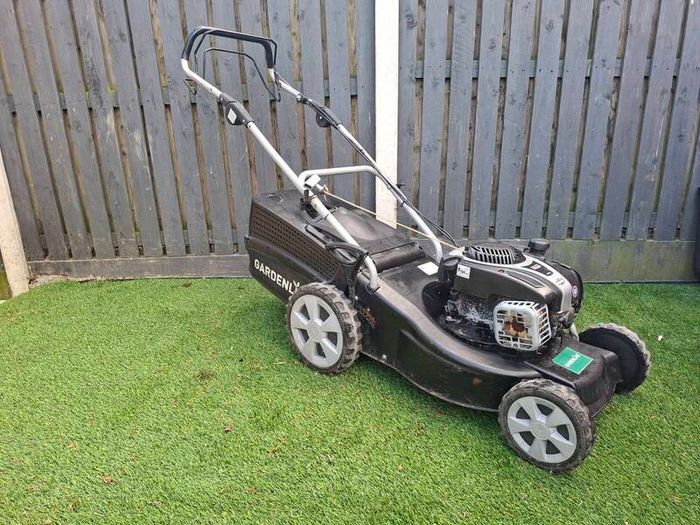 lawnmower with briggs and Stratton engine