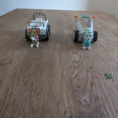 2 paw patrol figures Everest/tracker