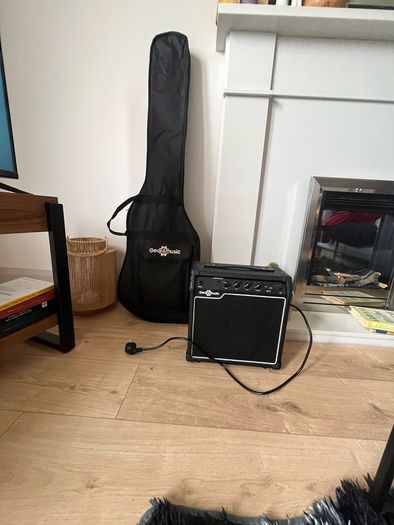 Full Bass Guitar Starter Kit .Amp, Headphones, Bag and Accessories
