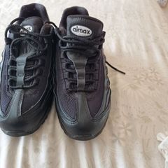 nike airmax women size 5 half wore a few times to tight