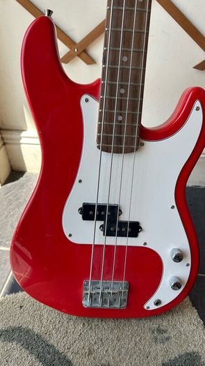 Bass guitar