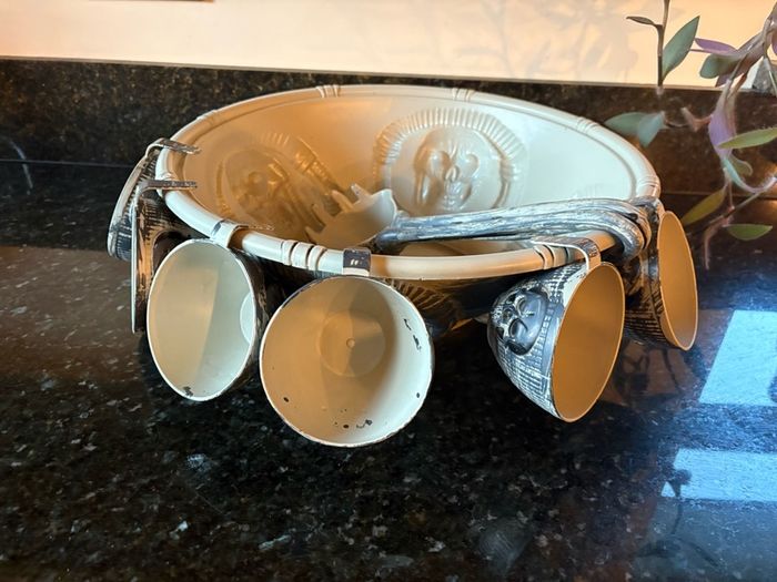 Halloween punch bowl with ladle and 6 cups