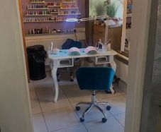 Nail room for rent