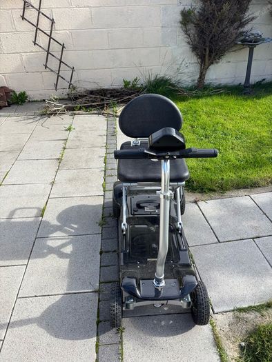Electric folding mobility scooter