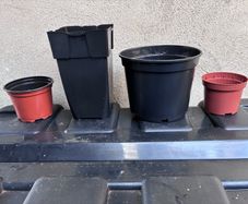 4 plastic flower pots
