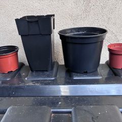4 plastic flower pots