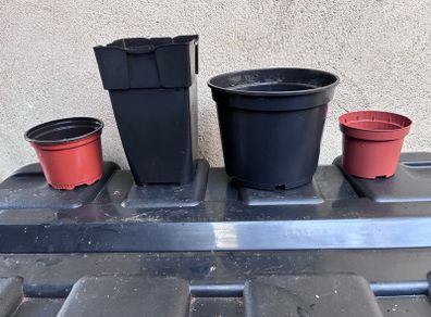 4 plastic flower pots