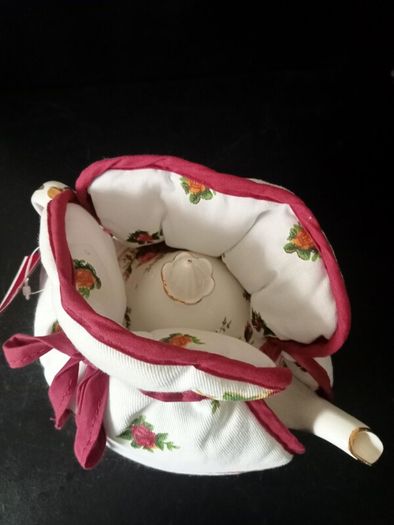 NEW Royal Albert Old Country Roses Teapot Cosy Warmer
