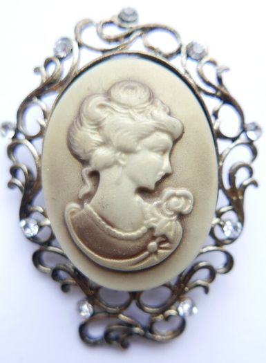 Vintage Cameo Brooch
