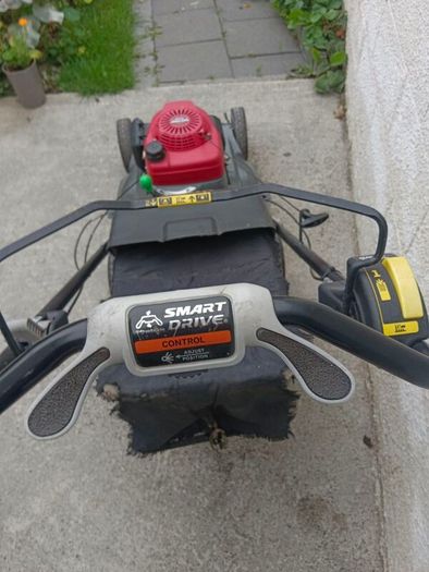 Honda HRX537 self drive lawnmower with 23 inch mulching plastic deck, in good condition. Sold as you seen