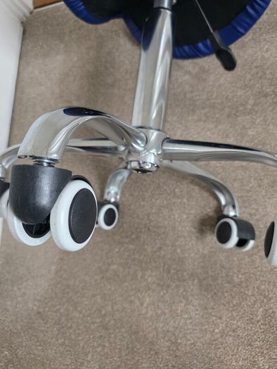 Adjustable height rolling salon stool