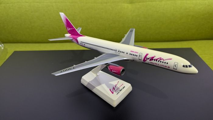 Vim Airlines 1:200 scale model airplane, Boeing 757 aircraft, made by Wooster