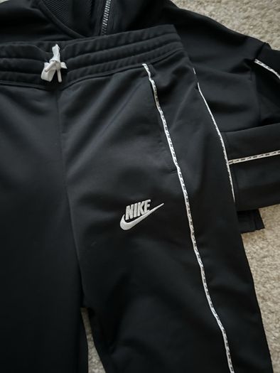 Nike black tracksuit (xs/122-128cm)