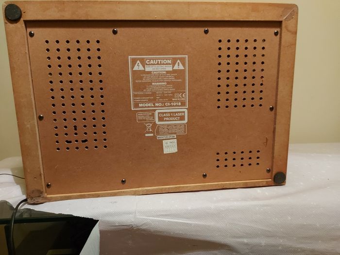 Replica vintage music system, 3 CD changer, Radio, Tape and Phono (Record Player) in lovely wooden Box Model Cl-1018, in very good condition