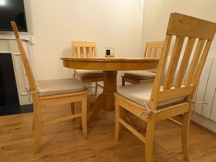 Round solid pine dining table with 5 chairs