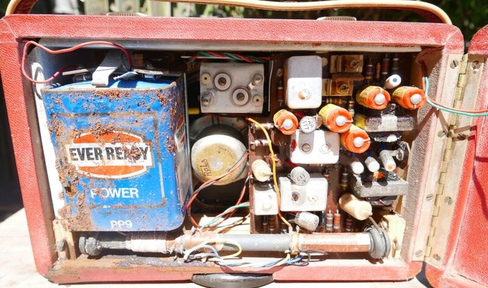 Roberts Original vintage Transistor Radio Model R 200
