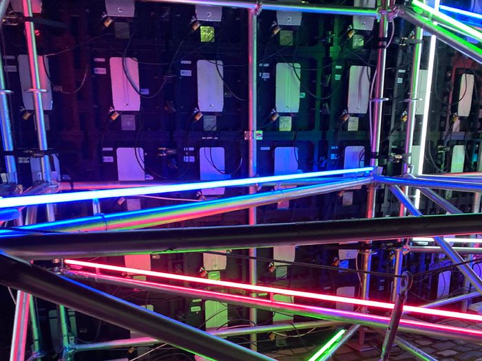 4 extra-long neon tubes