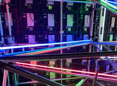 4 extra-long neon tubes