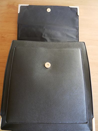 Ladies black synthetic bag.
