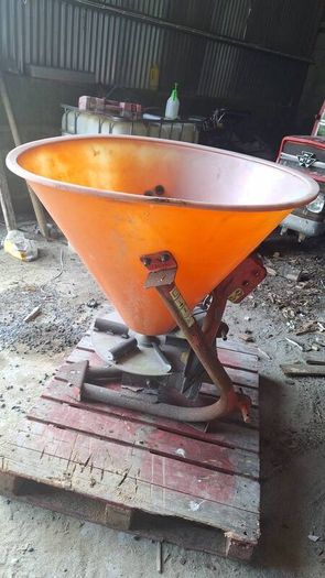 fertiliser spreader