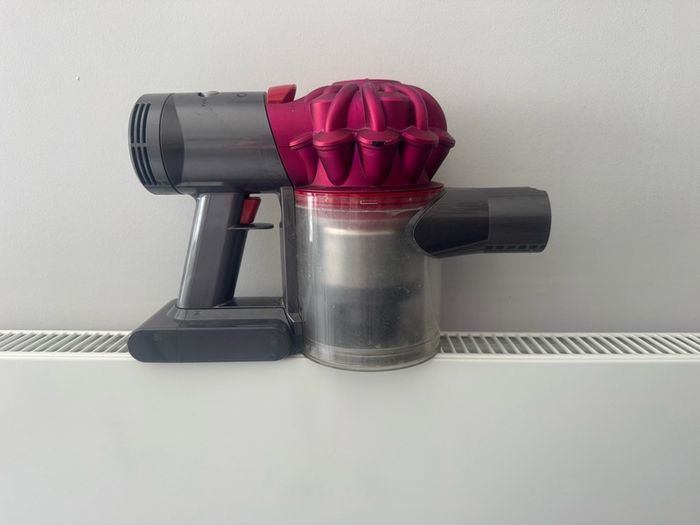 dyson (free shipping) v7 motorhead (not working) can be used for spares