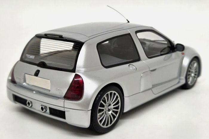 Renault Clio V6 Phase 1 2001 - 1/18 - NEW in BOX
