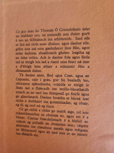 La Dar Saol. Sean O Criomhthain. Published By  Oifig An Tsolathaie Baile Atha Cliath. Published 1972 Hardback In Good Condition. See Photos For Same.