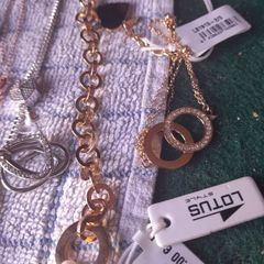 lot of ladies jewellery