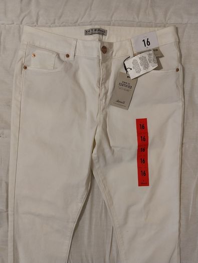 White Super stretch Jeans, New With Tags