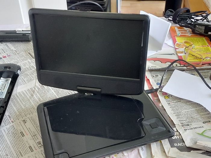 5 Portable DVD Players, all working, but no charges for them, all in very good condition