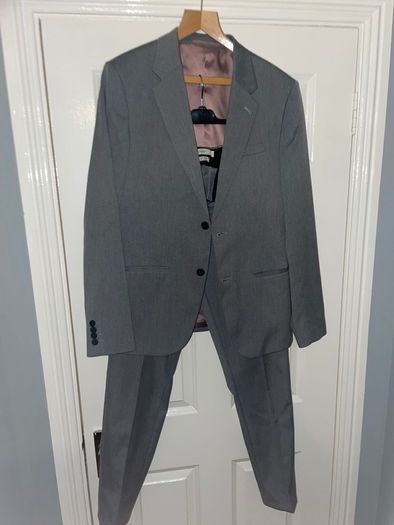 Beautiful River Island suit 40r jacket  32r trousers