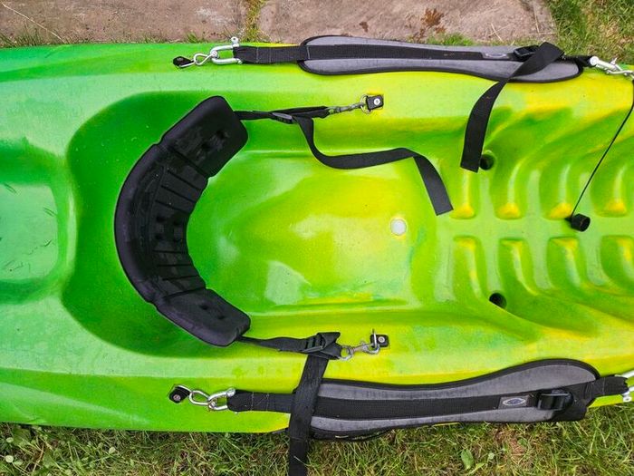 2x Single Kayaks (Sit-on + Sit-in) + 2 Paddles, Spraydeck, Buoyancy Bags, Pump & Universal 2-Kayak Roof Rack