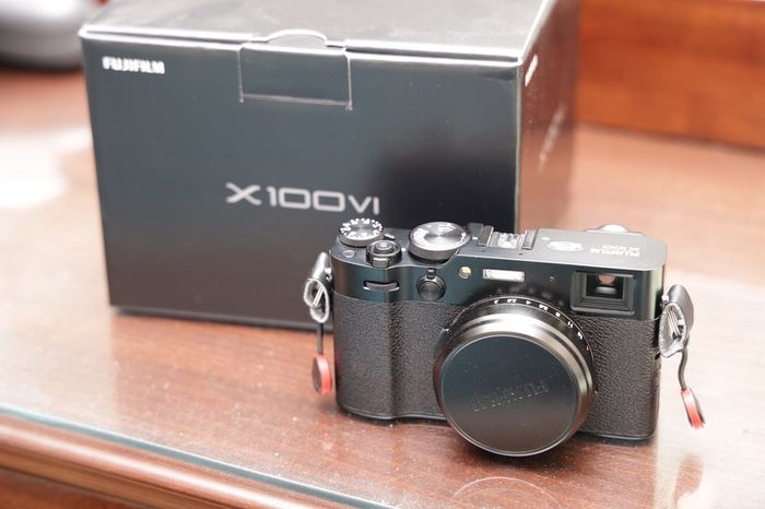 Fujifilm X100VI fixed lens Camera (Black) - Like new