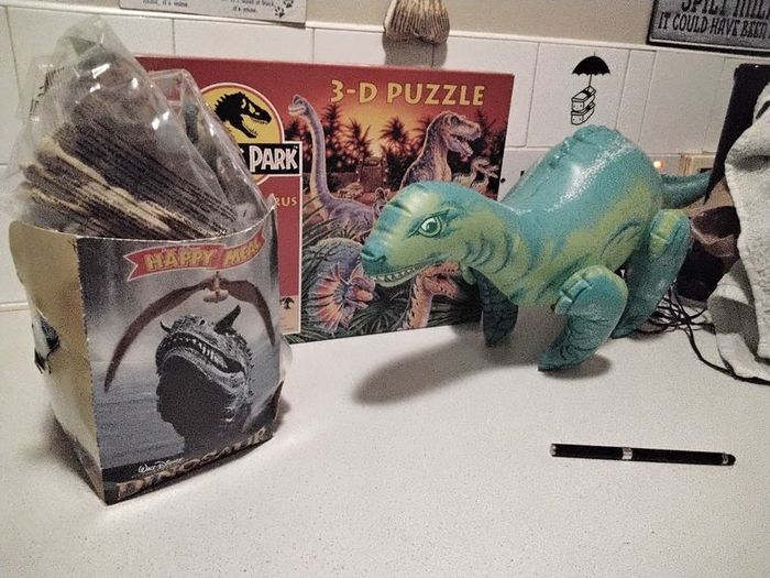toys mc Donald's happy meal dinosaurs x 9 and 3D puzzle and inflatable Dinosaur
