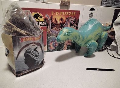 toys mc Donald's happy meal dinosaurs x 9 and 3D puzzle and inflatable Dinosaur