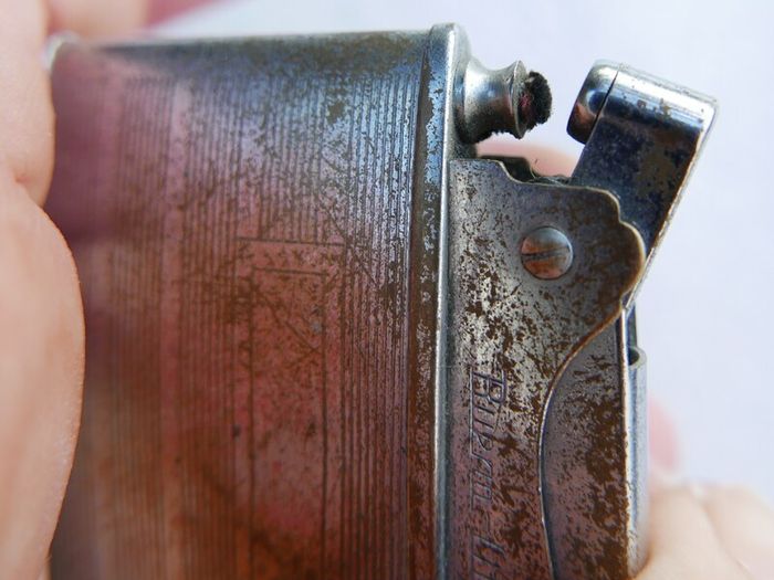 Vintage "Automatic Super Lighter" made in Japan featuring the "Buena" brand (in working order)