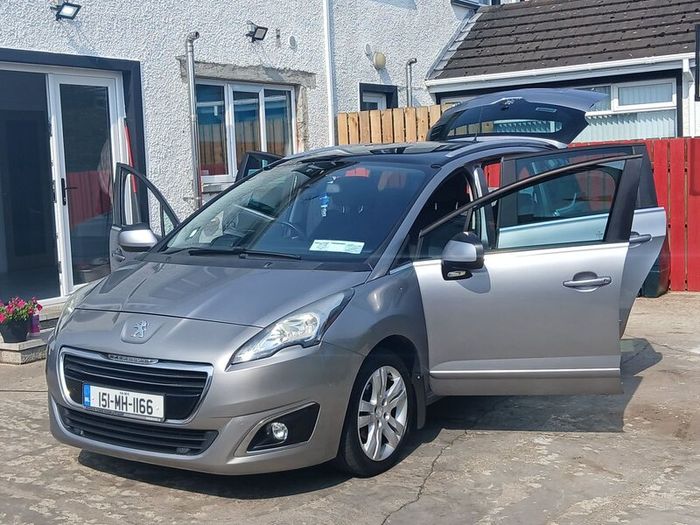 Peugeot 5008 2015.