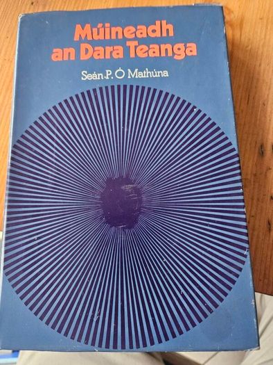 Muineadh An Dara Teanga By Sean P. O Mathuna.  1979 Hardback With Dustjacket In Good Condition.  See Photos For Same.