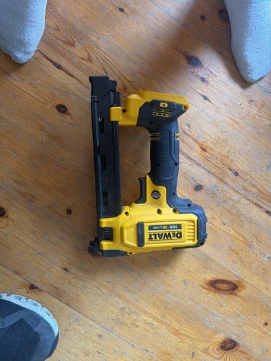 dewalt dewalt dcn701 stapler